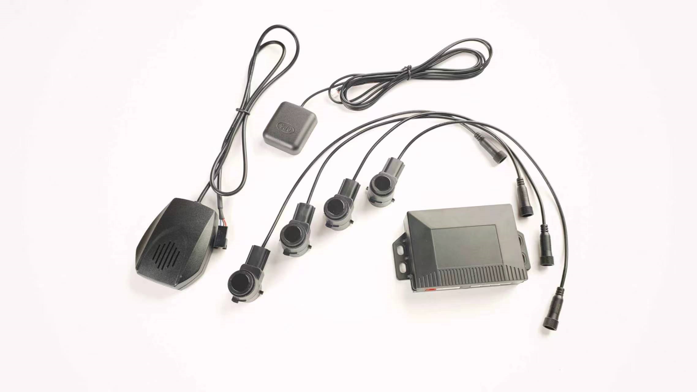 Kit de sensores de aparcamiento delanteros universales con módulo GPS y zumbador acústico para instalación en coches de alta gama.